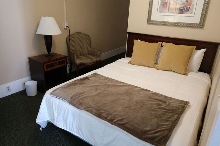 1 Queen Bed (3 of 15)