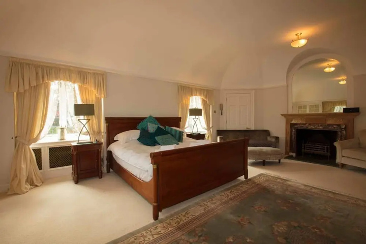 Room 4 of 42