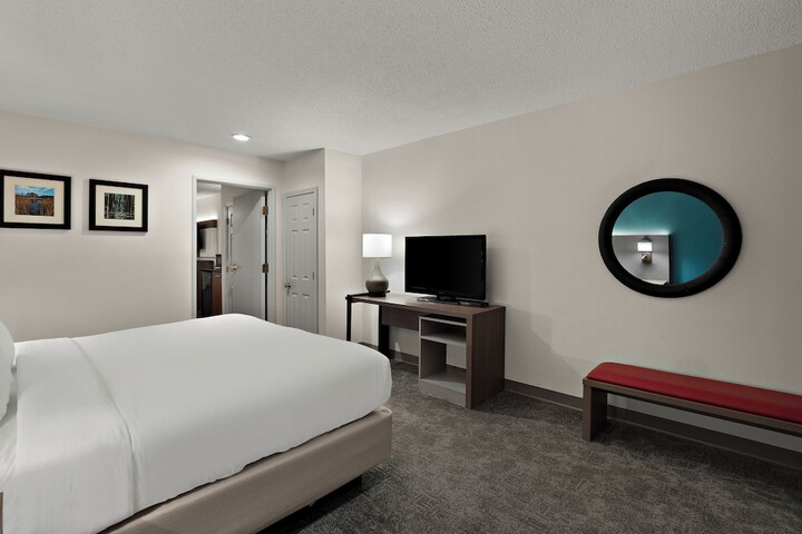1 King Bed (5 of 10)