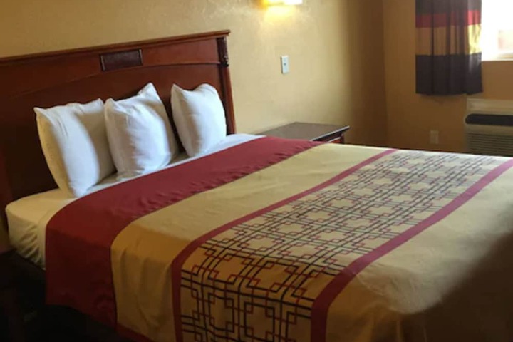 1 Queen Bed (5 of 9)