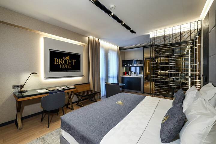 Room 10 of 80