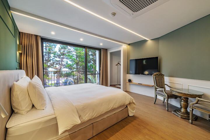 Room 43 of 144