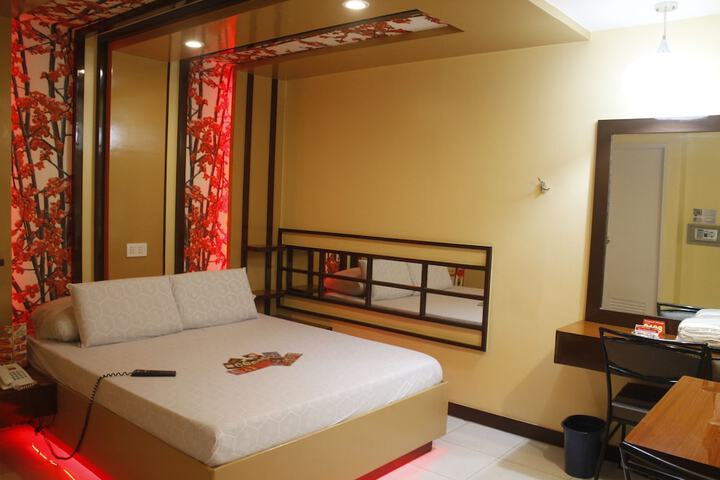 Room 9 of 25