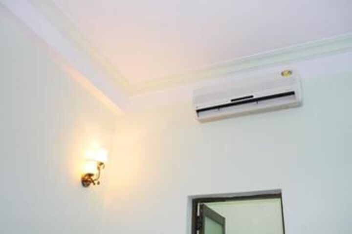 Room 10 of 14
