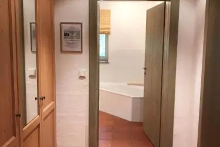 Room 10 of 18