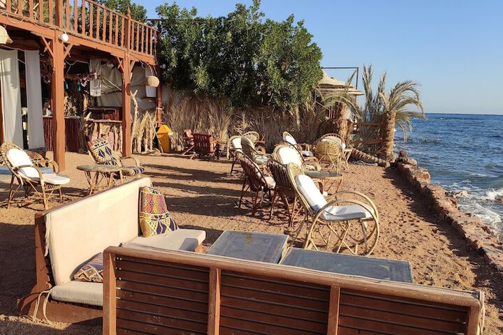 Lounge 11 of 21
