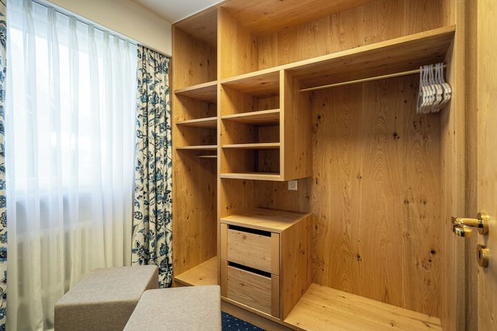 Room 21 of 102