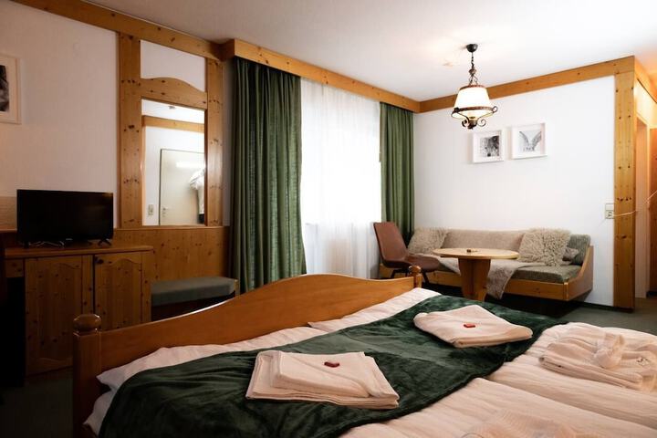 Room 16 of 76