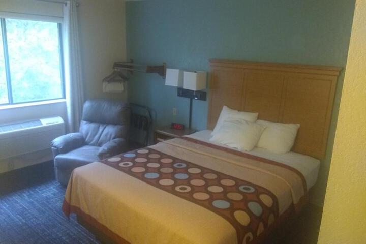 1 Queen Bed (4 of 26)
