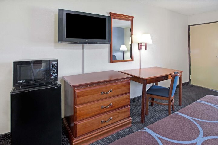 1 King Bed (5 of 8)