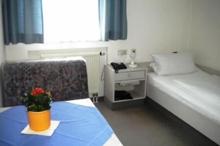 Room 11 of 39