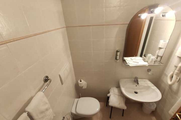 Room 12 of 117