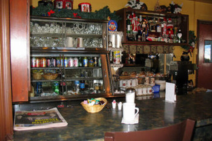 Lounge 22 of 32