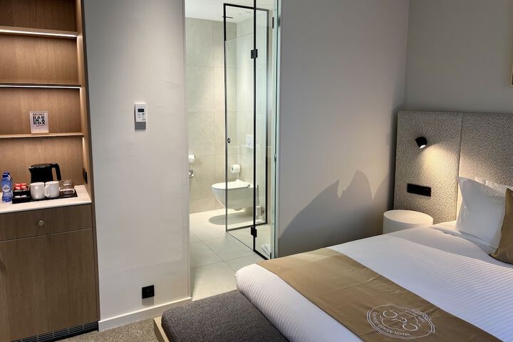 Room 6 of 105