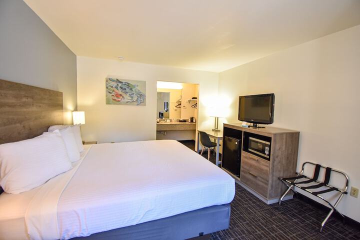 1 King Bed (5 of 6)