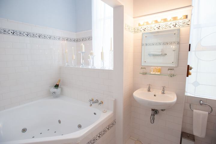 Deep soaking bathtub