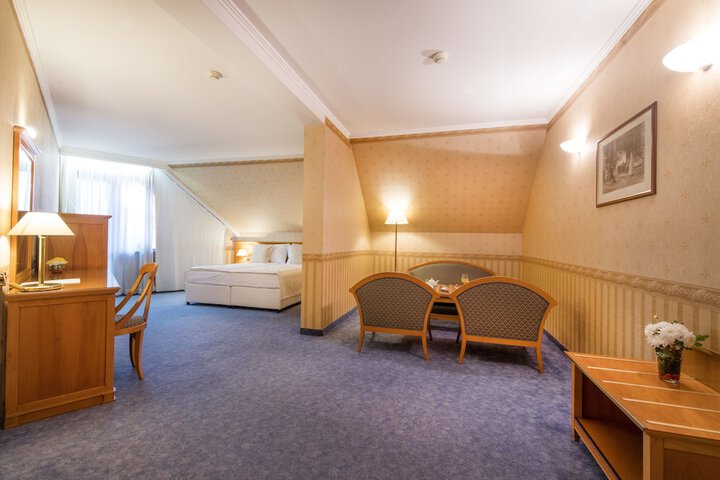 Room 27 of 82