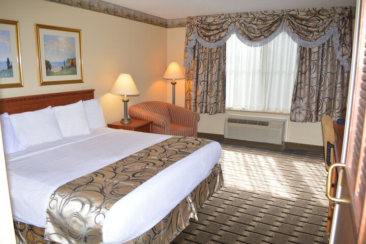 1 King Bed (2 of 13)