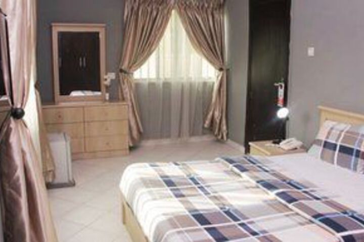 Room 9 of 33
