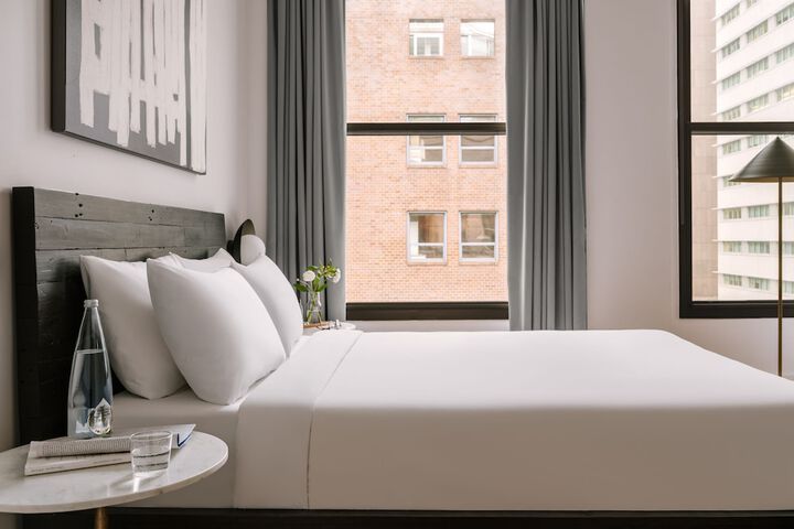 1 Queen Bed (16 of 19)