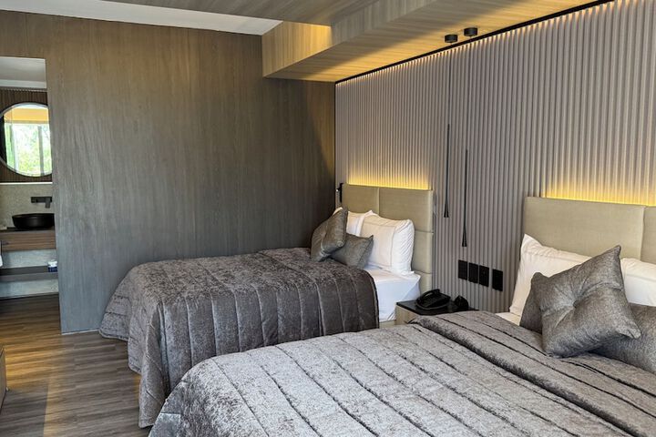 Room 32 of 64