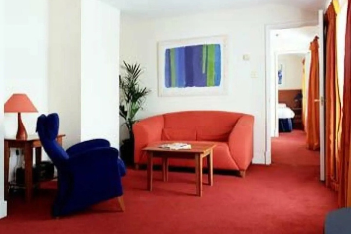 Room 4 of 9