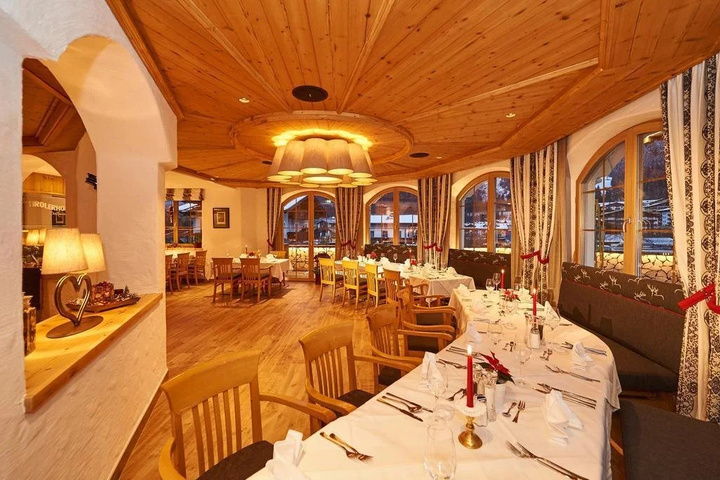 Dining 8 of 12