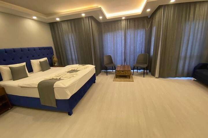 Room 4 of 9