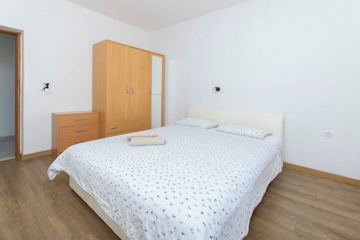Room 3 of 27
