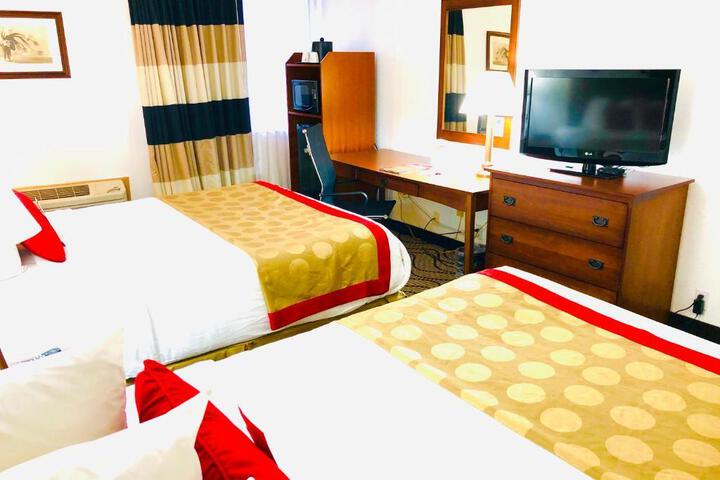 2 Queen Beds (7 of 10)