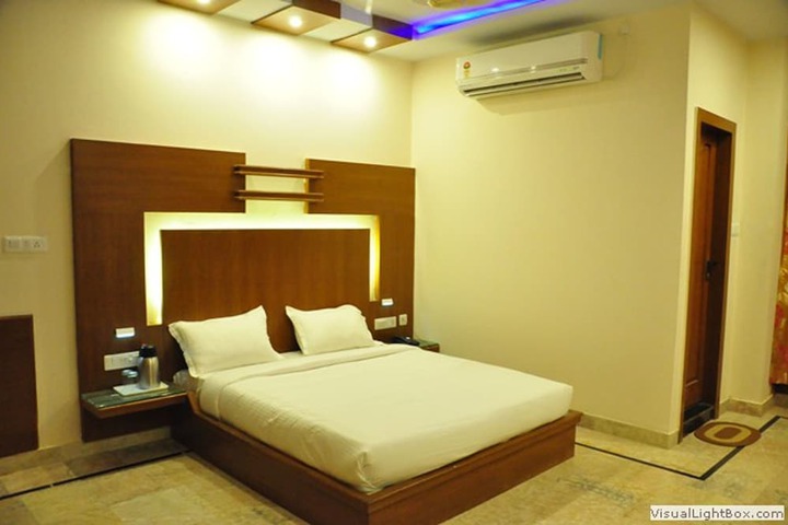Room 6 of 12