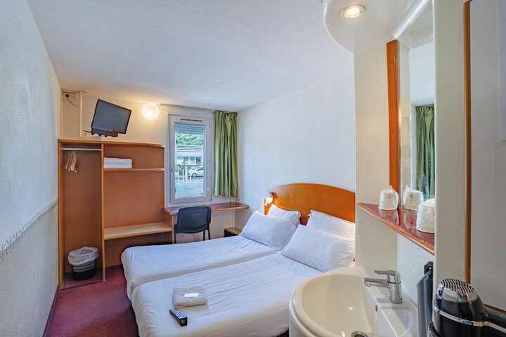 Room 7 of 24