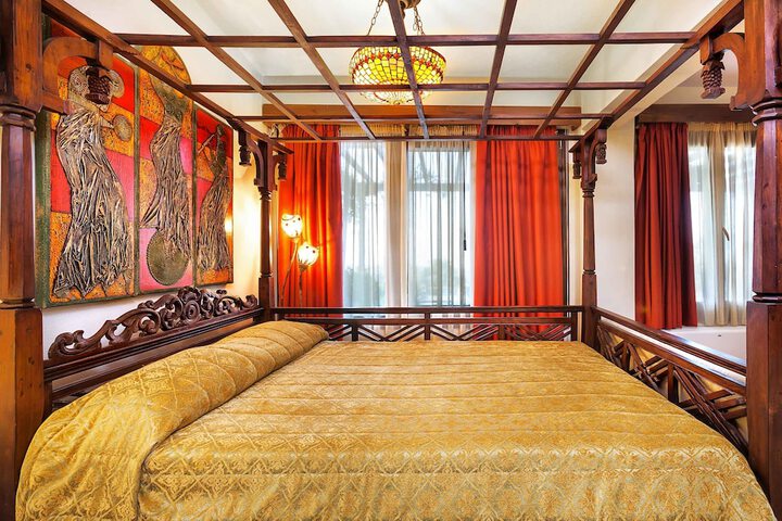 Room 18 of 182