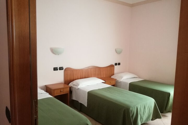 Room 6 of 33