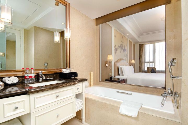 Room 8 of 74