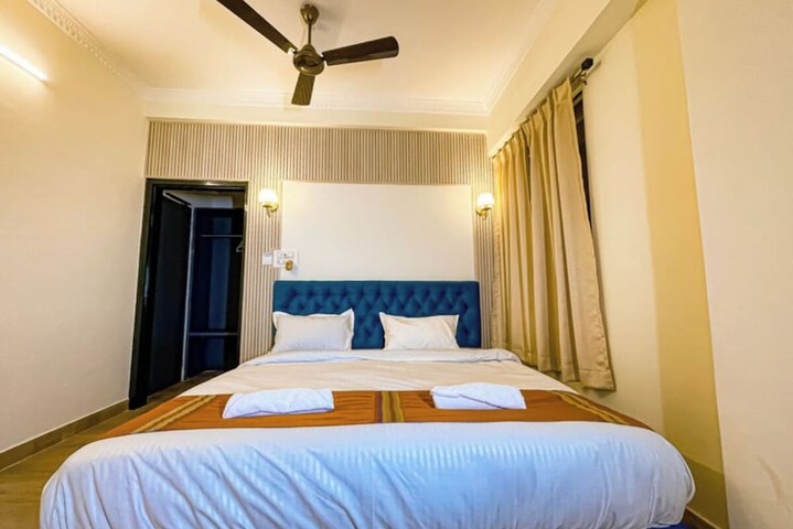 Room 4 of 9