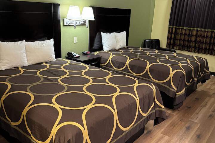 Room 7 of 18