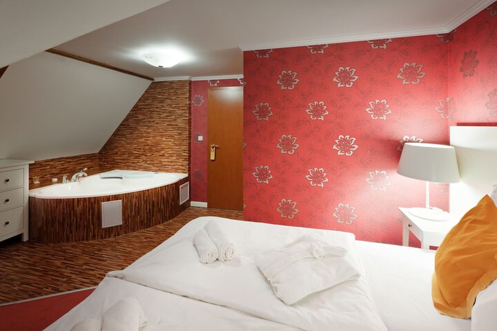 Room 13 of 37