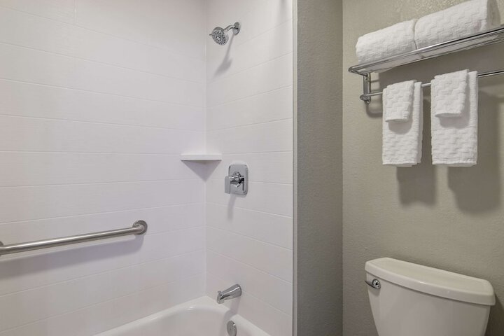 1 King Accessible Bathtub Microwave and Refrigerator WiFi Full Breakfast (1 of 12)