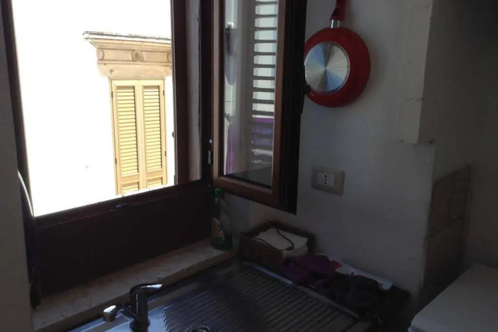 Room 4 of 10