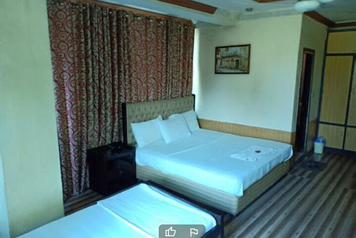 Room 6 of 16