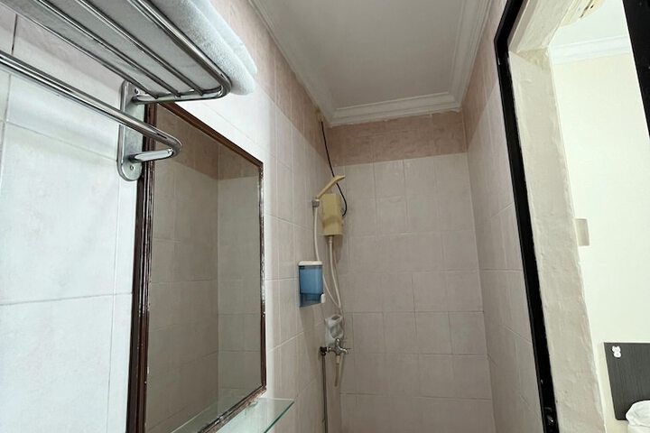 Room 32 of 43