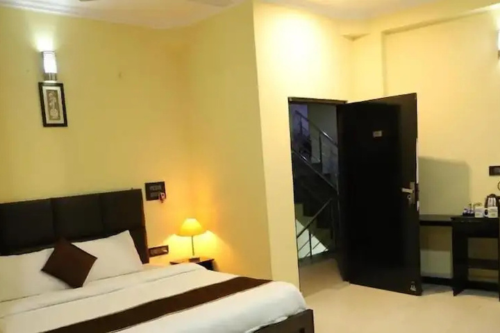 Room 4 of 7