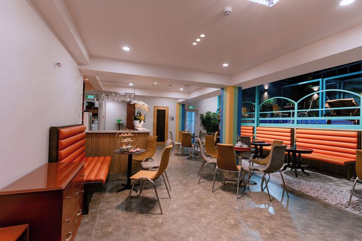 Lounge 121 of 125