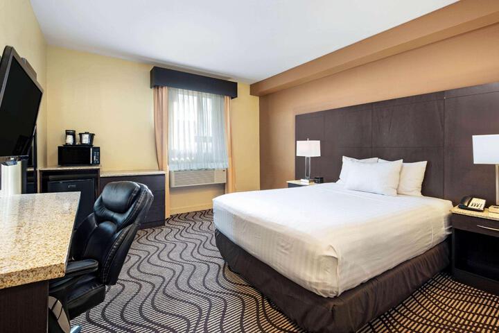 1 Queen Bed Mobility Accessible (2 of 21)