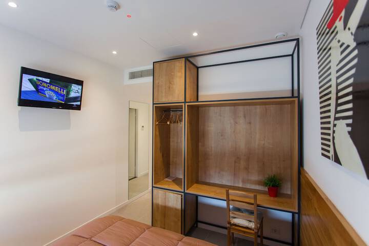 Room 26 of 86