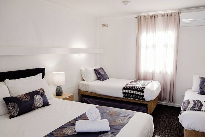 Room 10 of 16