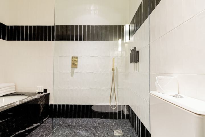 Deep soaking bathtub