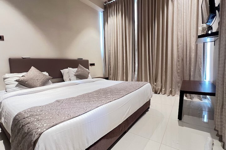 Room 6 of 8