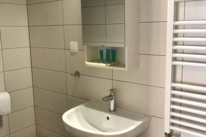Room 5 of 16